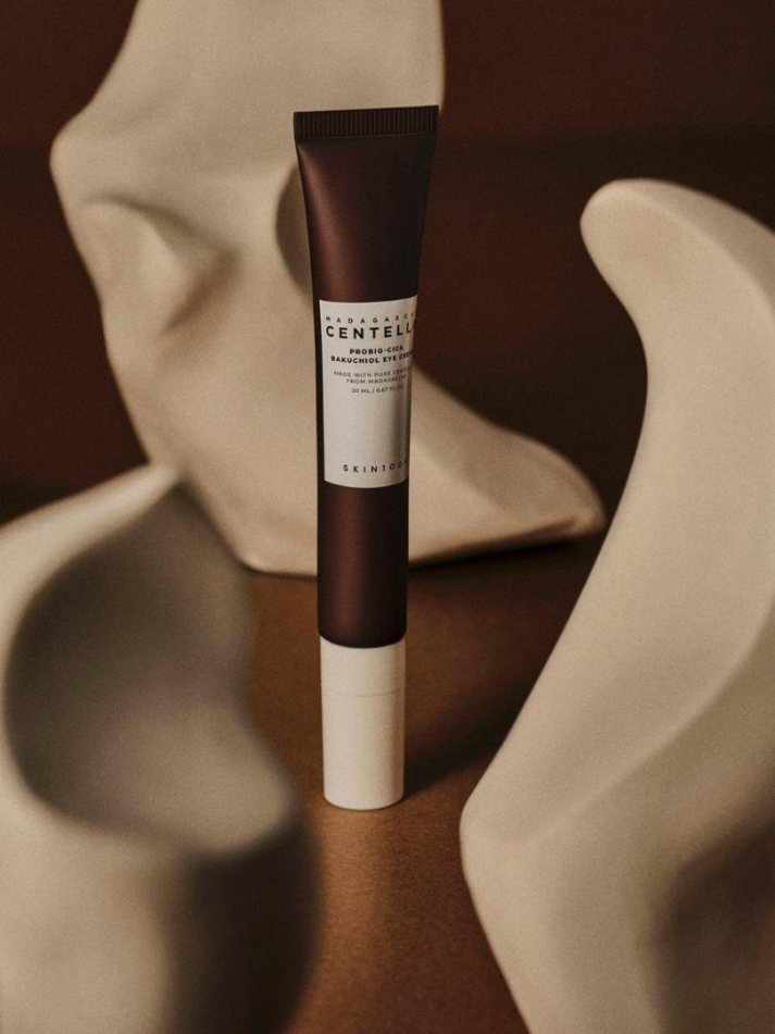 SKIN1004 Madagascar Centella Probio-Cica Bakuchiol Eye Cream, action