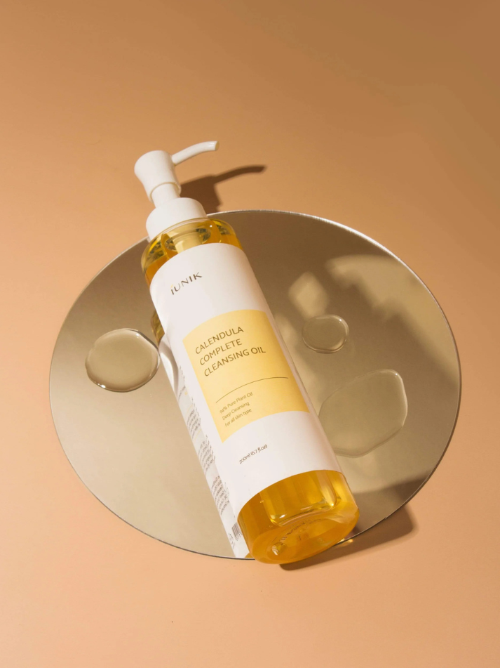 IUNIK Calendula Complete Cleansing Oil, action
